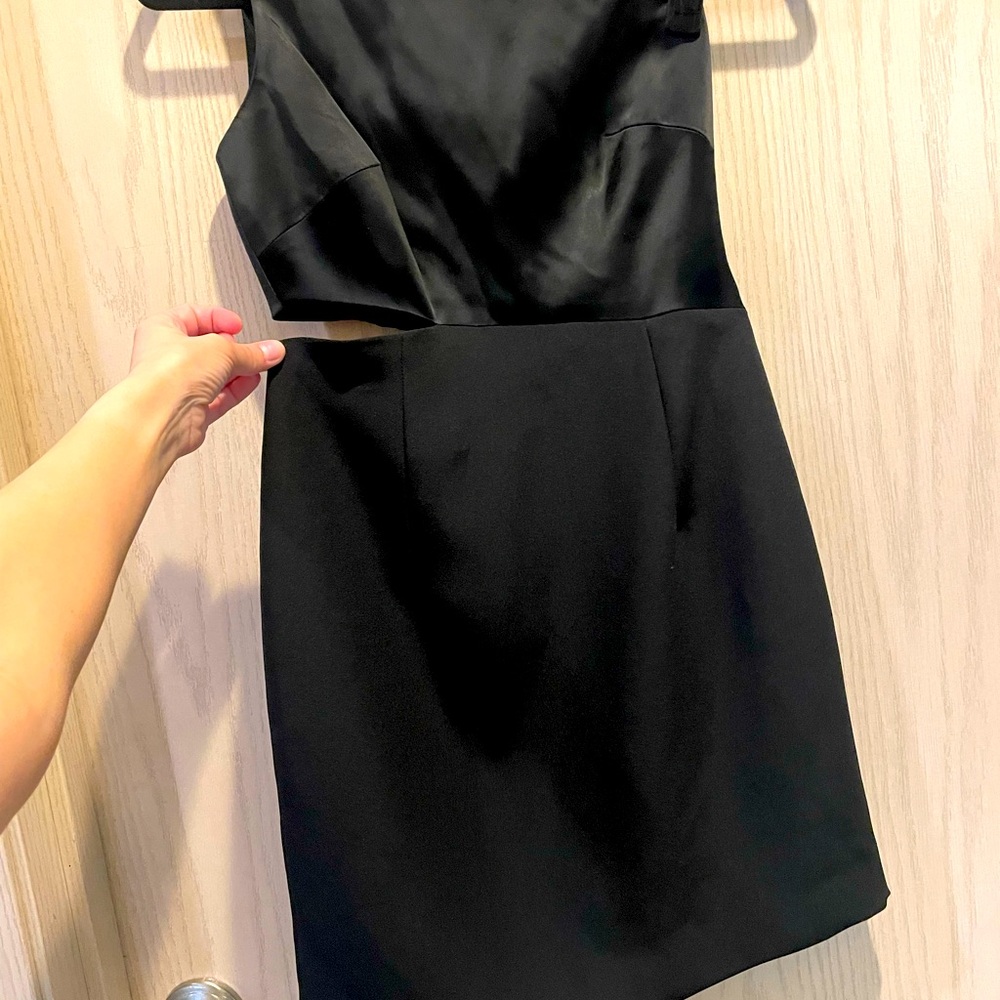 Black one shoulder dress. Size 6P - Picture 2 of 3